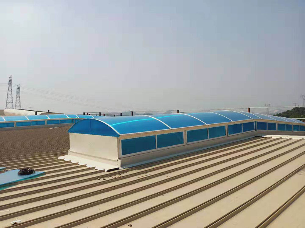 湖南漣源鋼鐵項(xiàng)目3米圓拱側(cè)開(kāi)電動(dòng)采光排煙天窗